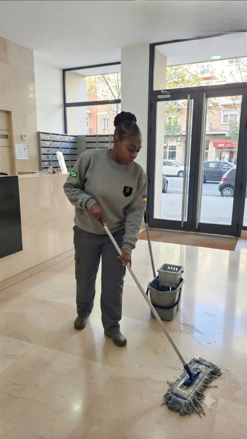 Profissional da FD PROTEC realizando serviço de limpeza
